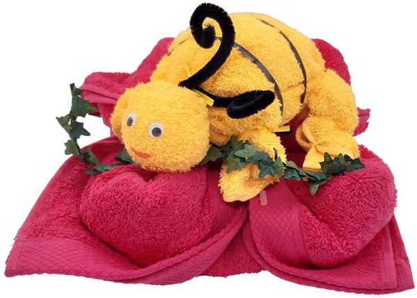 Frotteebox Geschenk Set Biene auf Blüte in Handarbeit geformt aus Gästetuch gelb auf Handtuch rosa