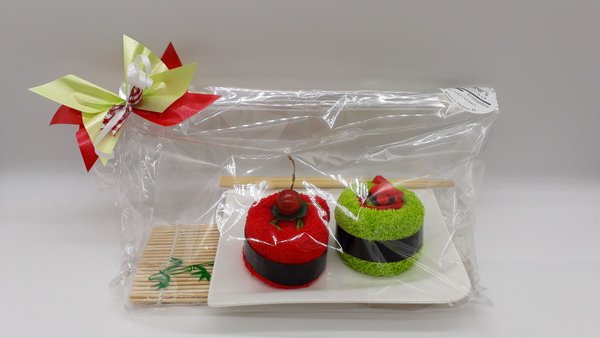 Frotteebox Geschenk Set Schwarzwald Sushi aus 2x Waschandschuh geformt mit Teller und Aisa-Deko