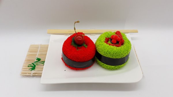 Frotteebox Geschenk Set Schwarzwald Sushi aus 2x Waschandschuh geformt mit Teller und Aisa-Deko