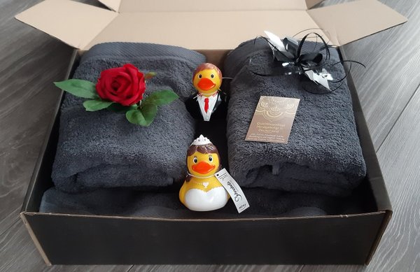 Frotteebox - Geschenk-Box 6-teilig mit Duschtücher Handtücher + Quietscheentchen Brautpaar