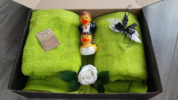 Frotteebox - Geschenk-Box 6-teilig mit Duschtücher Handtücher + Quietscheentchen Brautpaar