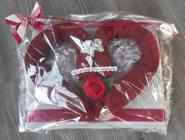 Frotteebox Geschenk-Set Herz aus 2x Duschtuch (140x70cm) dunkelrot/grau handgeformt