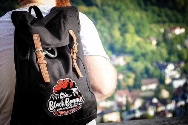 Schwarzwald Vintage Wander Rucksack schwarz mit Black Bonnie Bollenhut gestickt
