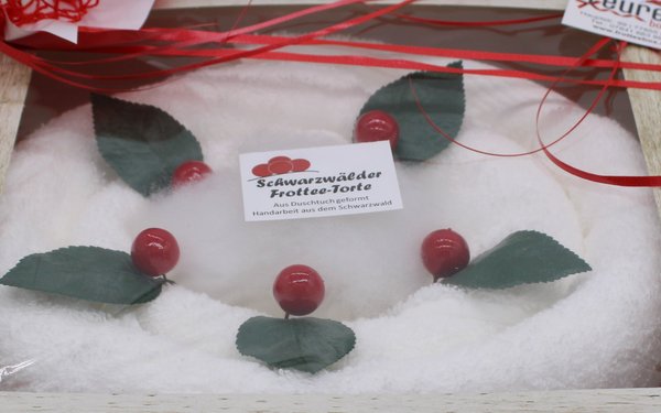 Frotteebox Geschenk Set Schwarzwälder Kirsch Torte aus Duschtuch geformt in Kuchenkarton